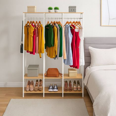 Offener Kleiderschrank mit Kleiderstangen und Regalböden - Eisen & Holz