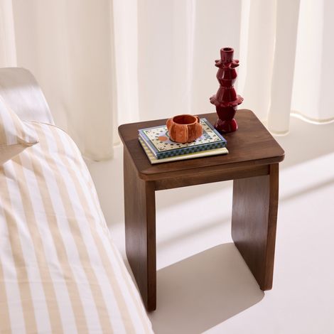 sweeek - Table de chevet. table d'appoint exotique bois d'acacia noyer - Asha (1/4)