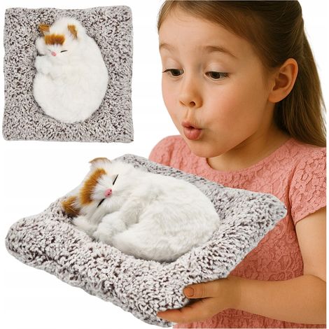 Weißes Kätzchen schläft auf einer Decke – realistische Maskottchenfigur mit lebensechten Geräuschen (1/4)