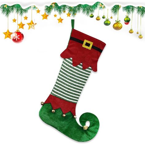 Grandes chaussettes de Noël tricotées à suspendre près de la cheminée, idéales pour décorer la maison et les fêtes de Noël. (1/5)