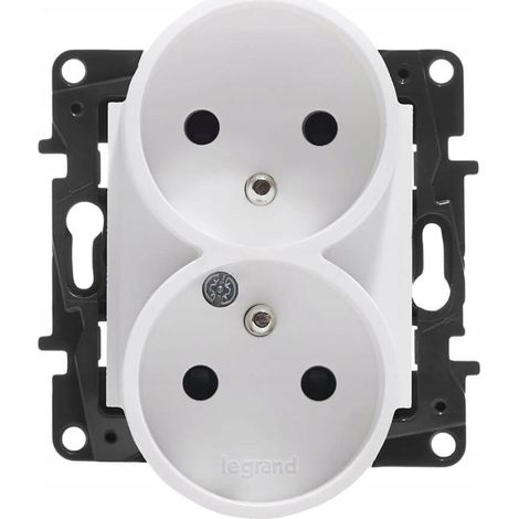 Presa modulare Niloe Step bianca con 2 terminali a vite Z/U, 16A 250V, codice 863132
