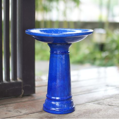 Bain d'oiseaux 31,5x31,5x38 cm en céramique bleu roi, design moderne pour jardin FloraGrace (1/5)
