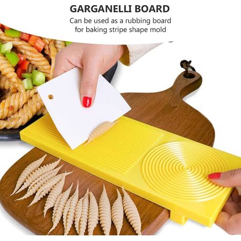 Lot de 4 planches à pâtes en plastique pour faire des pâtes et gnocchis (sac) - Râpe à nouilles + rouleau + coupe-pâtes + grattoir (main gauche) (1/5)