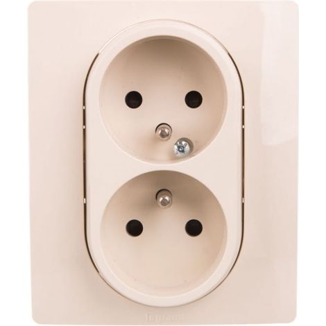 Enchufe doble Niloe con/sin carcasa compacta 16 A 250 V con obturador color crema 764641