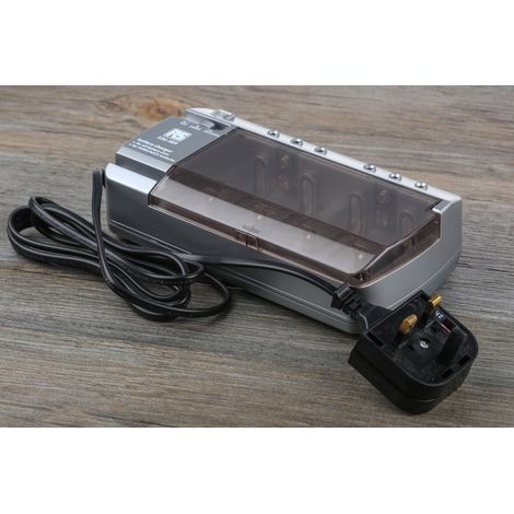 Chargeur de batterie NiCd, NiMH RS PRO, recharge 6 piles 9V, AA, AAA, C, D, avec prise EU, UK ( Prix pour 1 )