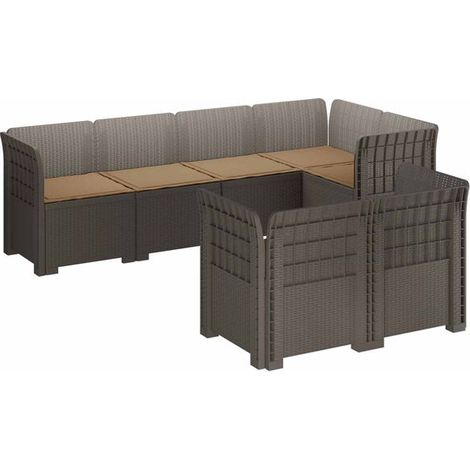 Un canapé de jardin 7 places avec coussins aspect rotin (matière PP). (1/5)