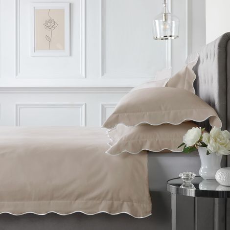 Housse de Couette Naturelle festonnée - Lit Double (200 x 200 cm) - 100% Coton 200 Fils - Parure de lit à Volants avec 2 taies d'oreiller - Naturel Doux - Élégante Parure de lit Neutre pour (1/4)