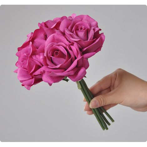 Un bouquet de 5 roses artificielles avec tiges – parfait pour la Saint-Valentin, les mariages et la décoration intérieure. (1/4)