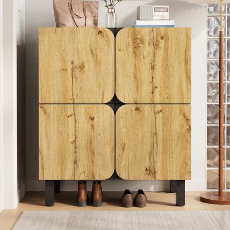 Ce meuble à chaussures au design unique est doté de quatre portes, d'étagères réglables, de pieds en fer noir et de panneaux de porte incurvés. (1/4)