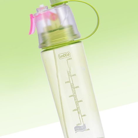 Vaporisateur d'eau transparent gradué 600 ml, grande capacité, en plastique vert, idéal pour le sport, la randonnée et les pique-niques. (1/5)