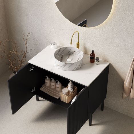 Lavabo autoportant noir 76 cm avec vasque céramique blanche motif pierre, plan de travail en pierre frittée blanche Carrara, meuble double porte à rayures, salle de bain