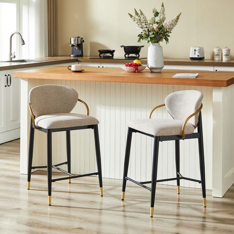 Ensemble de 2 tabourets de bar en chenille marron clair, réglables en hauteur, coloris noir et or contrastés, avec dossier et repose-jambes, idéaux pour les îlots de cuisine et les bars. (1/5)