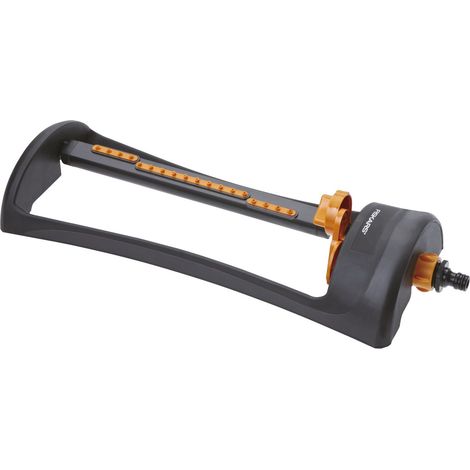 Fiskars Arroseur M à économie d'eau, Réglage facile de la portée, Pied métallique robuste, Taille universelle, Portée 16 x 17 m, 506 g, Noir/Orange, 1023662