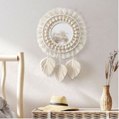 Sollbry Miroir mural suspendu - Miroir décoratif rond à franges en macramé bohème avec perles en bois et pendentif en plumes, ornement artistique pour appartement, maison, chambre à coucher, salon (1/5)