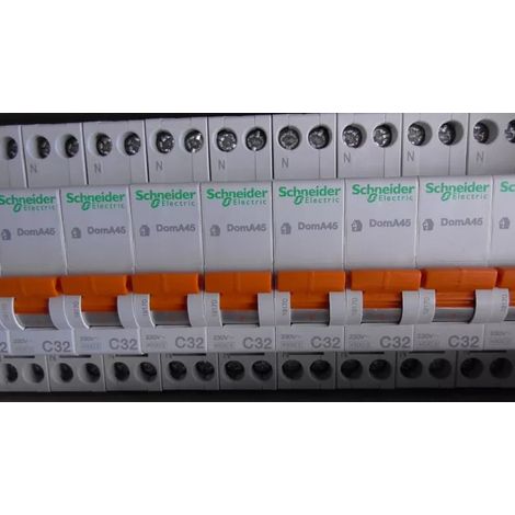 4 x 1P+N C 32A DISJONCTEURS MAGNETO THERMIQUE SCHNEIDER , 4,5kA DOM45C32