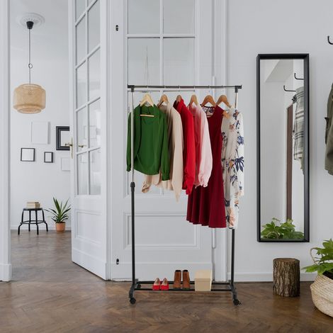 Portant a vetements a roulettes - rail metallique reglable