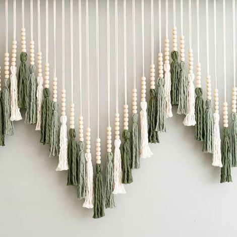 Taille unique : assemblage en V Couleur : voir photo Matériaux : bois et corde en coton Décoration murale à pompons de style nordique