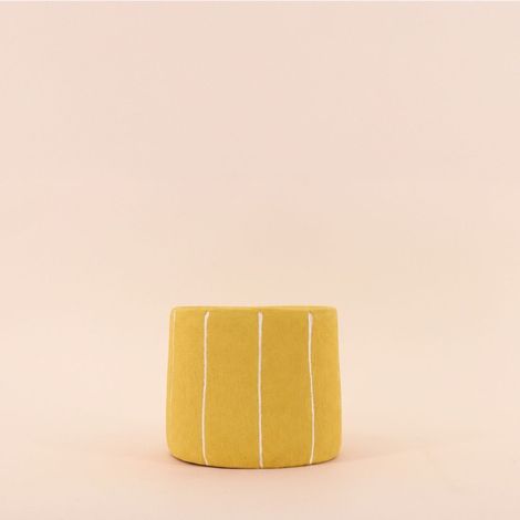 Cache-pot en ciment jaune lignes blanches 15cm (1/4)
