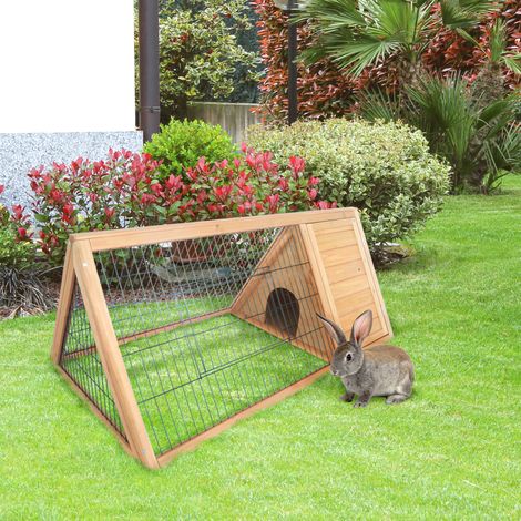 Cage triangulaire au sol, enclos extérieur à double porte, idéale pour lapins, poules et tortues. Dimensions : 116 cm (L) x 62,2 cm (l) x 52,5 cm (H). En pin massif. (1/5)