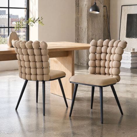 Sedia da pranzo in velluto cammello con schienale a catena di sfere, gambe in metallo nero, stile minimalista moderno (1/5)
