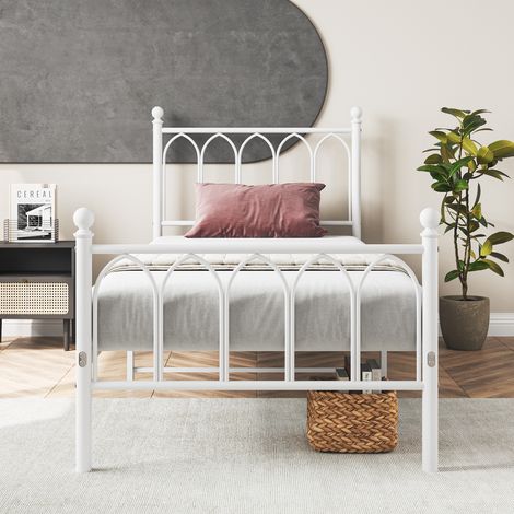 90 x 200 cm. Cadre métallique pour le lit, avec un dessus et des pieds en style vintage. Support en acier robuste. Possibilité de stocker du matériel sous le lit. Pas besoin d’éléments de soutien spéc (1/4)