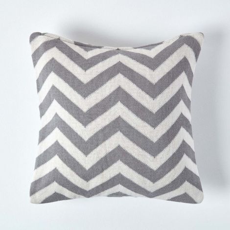 HOMESCAPES Kissenbezug mit Chevron-Muster in Grau und Creme, 45 x 45 cm