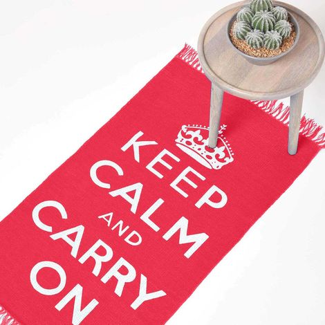 HOMESCAPES Tapis en coton “Keep Calm And Carry On” rouge, 60 x 100 cm