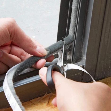 Joint d'étanchéité à brosse auto-adhésif pour bas de porte, résistant au vent