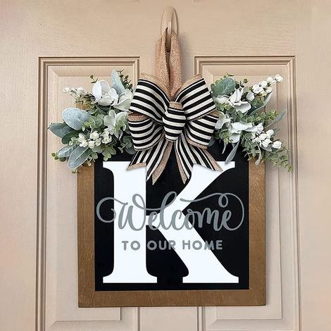 Decoración para la puerta principal: cartel de bienvenida con nombre personalizado y guirnalda artificial. Madera. Multicolor. (1/5)