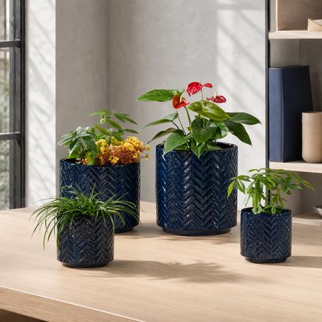 Handgefertigter Keramik Pflanztopf-Set 1-teilig (Ø17,5 cm), glänzendes Dunkelblau mit rundem Fischgrät-Relief, atmungsaktiv, frostsicher, mit Ablauflöchern für Innen, Balkon und Garten (1/5)