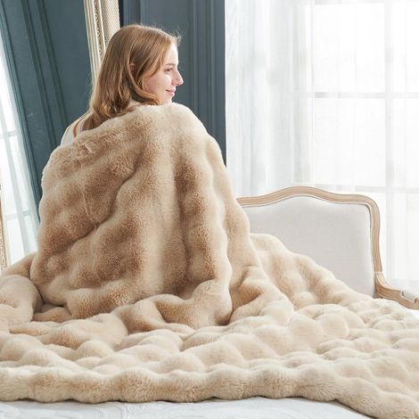 Couverture polaire effet fourrure dimensions 130 x 160 cm douce chaude et moelleuse avec rembourrage double face pour canapé bureau et chambre couleur beige (1/5)