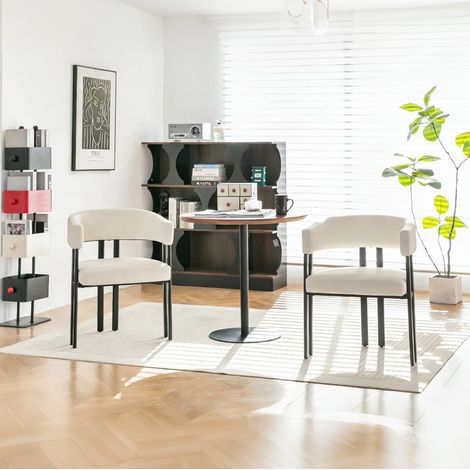 Silla de comedor moderna de polipiel beige con brazos, respaldo curvo y estructura metálica (1/5)