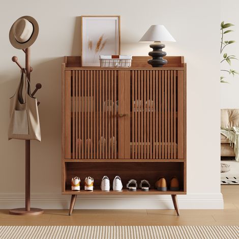 Meuble à chaussures 80x35x105 cm avec 2 portes à lattes verticales, niche ouverte, étagère fixe, poignées en aluminium, pieds en fer, MDF et pin, noyer (1/5)