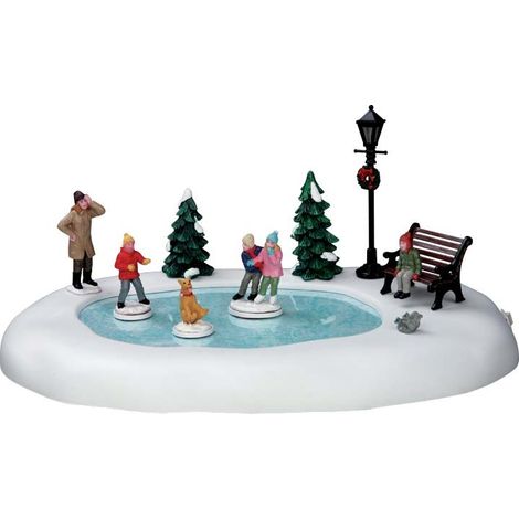 Lemax – Scène de Noël Silly Situation B/O 4.5V – Collection Caddington Village – Dimensions 28,5 x 20 x 12 cm – Fonctionne sur piles ou adaptateur