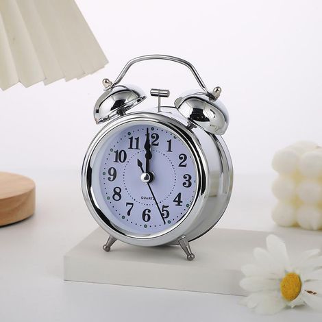 Réveil rétro en métal à double cloche, conçu spécialement pour les gros dormeurs - style minimaliste argenté. (1/3)