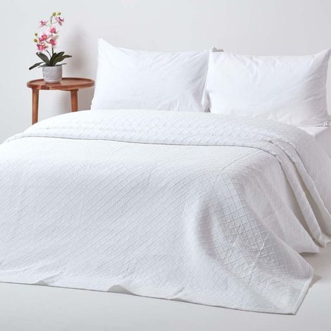 HOMESCAPES White Cotton Contemporary Diamond Pattern Metelass� Bedspread, Single