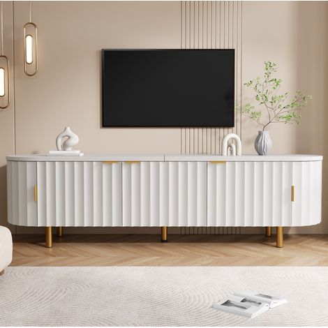 Meuble TV 170 cm en MDF blanc avec 5 portes, façade rainurée, côtés arrondis, pieds et poignées en métal, grand rangement fermé pour salon moderne – CHICFURN (1/5)