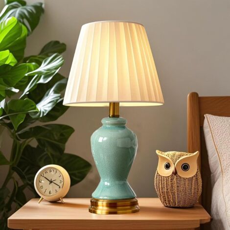 Lampada da comodino moderna con paralume bianco e dimmer a tre livelli, ideale per arredare un ufficio domestico. (1/4)