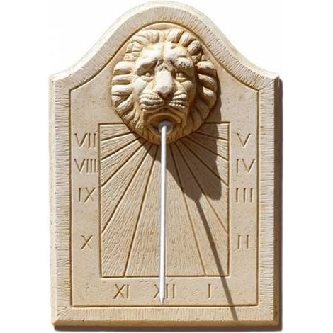 Cadran solaire vertical en pierre reconstituée – Hauteur 44 cm – Façade 31 cm – Motif lion élégant – Résistant aux intempéries – Outils Et Nature