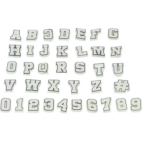 Ein 37-teiliges Set inklusive leuchtender Schuhornamente, Buchstaben- und Zahlensandalen sowie Bekleidungsaccessoires. (1/5)