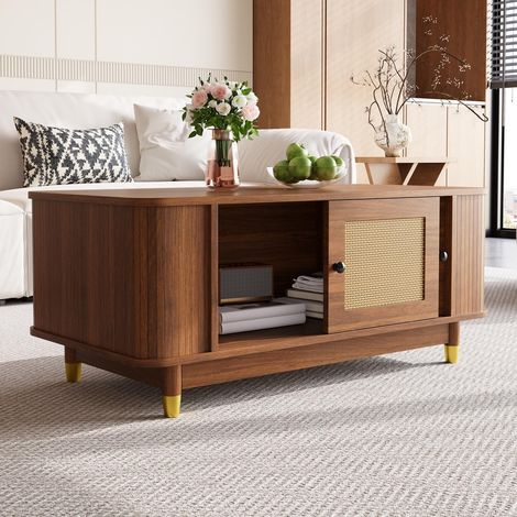 Tavolino da salotto 100 cm - Ante scorrevoli in rattan naturale, design Japandi e boho, bordi arrotondati protettivi, finitura noce e piedi dorati - Stile chic