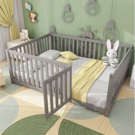 Letto a pavimento per bambini moderno 140x200 cm, legno massello grigio, con recinto di sicurezza e porticina (1/5)