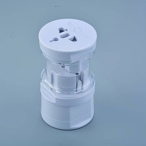 Voyagez confortablement : Adaptateur de prise électrique universel pour une utilisation dans le monde entier – tout-en-un