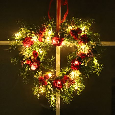 Herzförmiger Valentinstagskranz, verziert mit künstlichen Rosen und Bändern, ideal für eine Frühlingshochzeit. (1/5)