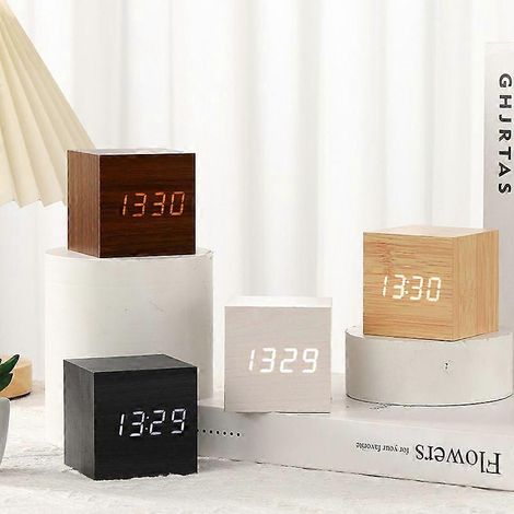 Réveil numérique créatif à LED avec commande vocale, veilleuse silencieuse pour étudiant, réveil carré mignon en bois marron avec lettres blanches (1/4)