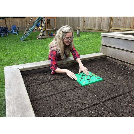 Das Aussaat-Set mit Schablone für den Quadratmetergarten enthält eine farbcodierte Schablone für den Saatabstand. (1/5)