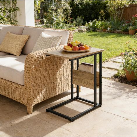 Mesa auxiliar en C (55x59.5x36 cm), con estante lateral, estructura metálica, efecto madera gris (1/4)