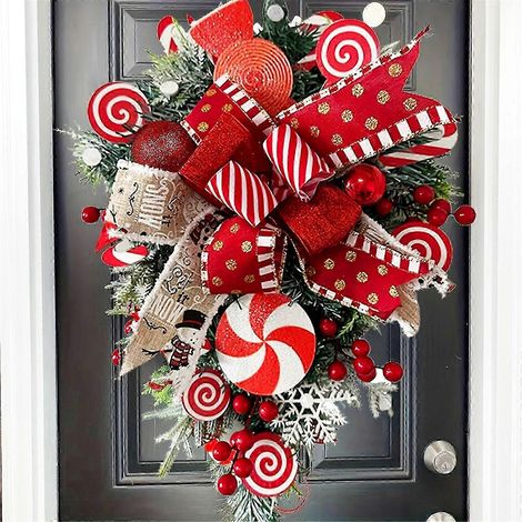 Couronne de Noël colorée en forme de sapin renversé, décorée de rubans et de bonbons, pour décorer la porte d'entrée. (1/5)