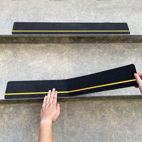 Bandes antidérapantes pour escaliers, noires, 1061cm, 2 pièces, avec bandes réfléchissantes, ruban antidérapant à adhérence optimale. (1/5)