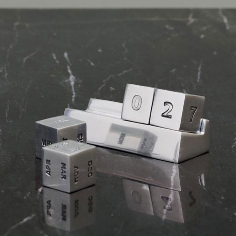 Calendrier Perpétuel Cubes argentés Aluminium 4x5x10cm (1/4)